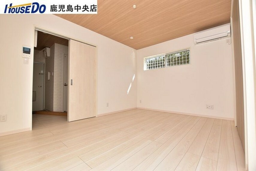 【洋室】1階のお部屋は天井、2階のお部屋は横壁にアクセントクロスを使用しています