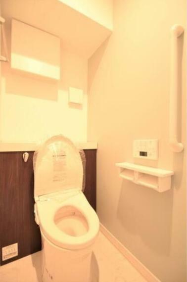 トイレ 1、2階共にシャワー機能付！小窓が付いている為換気もスッキリして頂けます。