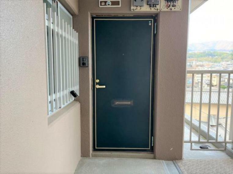 玄関 【玄関ドア】玄関ドアはクリーニングと鍵交換を行いました。モニター付きインターホンも設置しているので防犯面でも安心ですね。
