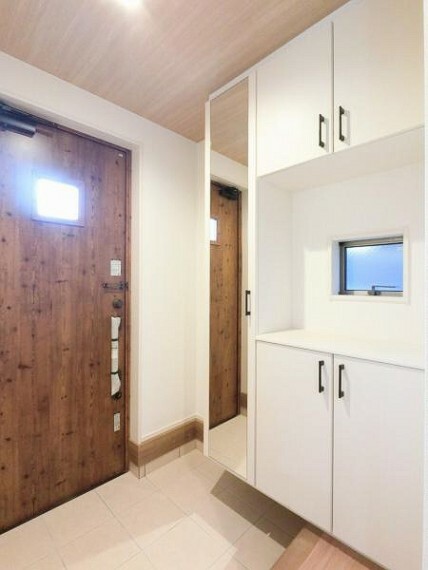 玄関 収納力豊富なシューズボックスもあり、真っ白で清潔感のある玄関。