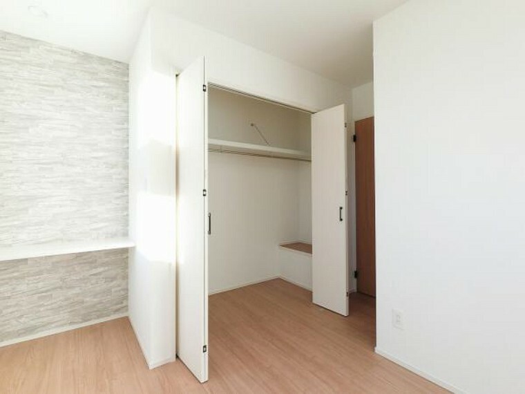 収納 居室クローゼットは、洋服やクリアーボックスなどもしまえるクローゼットを設置。