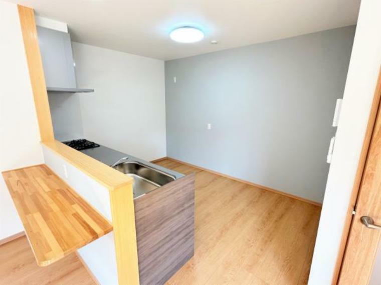 キッチン 【リフォーム済】キッチンの背後は奥行き約1.8mのスペースがあるので、冷蔵庫やキッチンボードを置いても広くお使いいただけます。