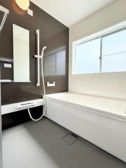 浴室 【リフォーム済】浴室は1坪タイプのハウステック製のユニットバスを新設しました。広々した浴槽で、足を伸ばしてゆったり半身浴が楽しめます。毎日のお風呂が楽しみになりますね。