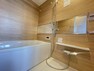浴室 『一日の疲れを落としてくれる場所は、落ち着く場所でなければならない』高級感溢れるカラーと大きさ・柔らかな曲線で構成された半身浴も楽しめるバスタブが心地よさをもたらします。