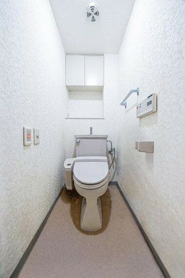 トイレ トイレは上部に棚がついているタイプ。※画像はCGにより家具等の削除、床・壁紙等を加工した空室イメージです。