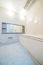 浴室 白を基調とした清潔感のある浴室です。※画像はCGにより家具等の削除、床・壁紙等を加工した空室イメージです。