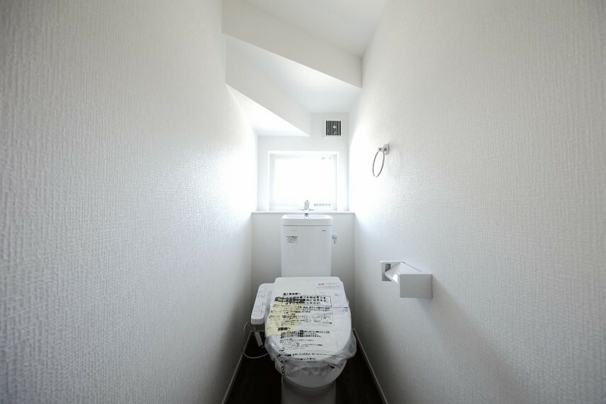 トイレ 【2号棟】2カ所のトイレ・シャワー洗浄機能付き