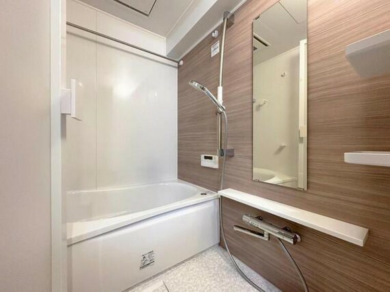 浴室 『一日の疲れを落としてくれる場所は、一番落ち着く場所でなければならない』高級感溢れるカラーと大きさ・柔らかな曲線で構成された半身浴も楽しめるバスタブが心地よさをもたらします。