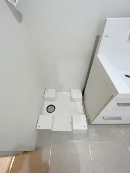洗面化粧台 洗濯機置き場には防水パンを設置。漏水対策に。またお掃除のしやすい洗面台はハンドシャワー付きです。