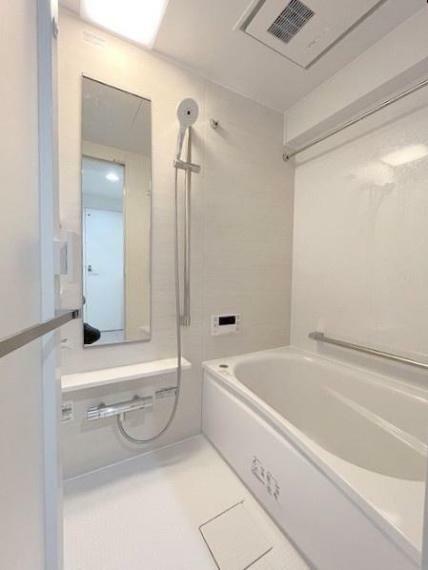 白ベースの明るい浴室。足を伸ばしてのびのびリラックスタイム。