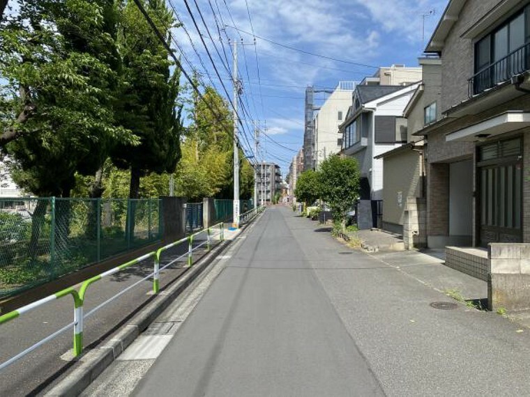 現況写真 ■小学校まで徒歩3分以内でお子様も安心通学  ■保育園まで徒歩1分でお子様も送り迎えの負担も軽減