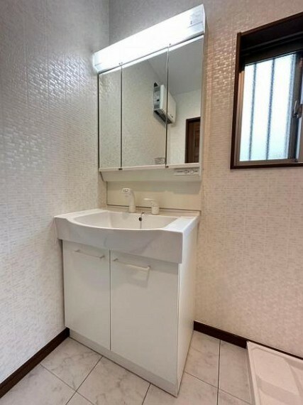 洗面化粧台 鏡面裏が収納となっており洗面小物もすっきりと収納できる洗面台です