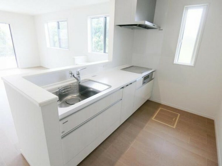 キッチン IHクッキングヒーター、食洗機、浄水機付き水栓、勝手口を設置して、明るく機能的な空間です。
