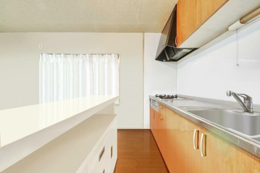 キッチン　画像はCGにより家具等の削除、床・壁紙等を加工した空室イメージです。