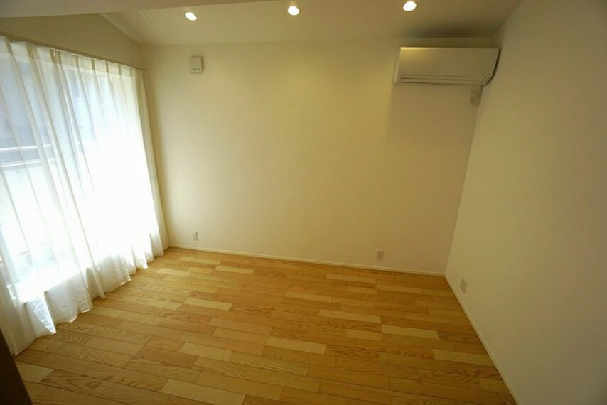 寝室 2階6帖の洋室。 バルコニーへ出られる掃き出し窓があり開放的です＾＾ エアコン付きです＾＾