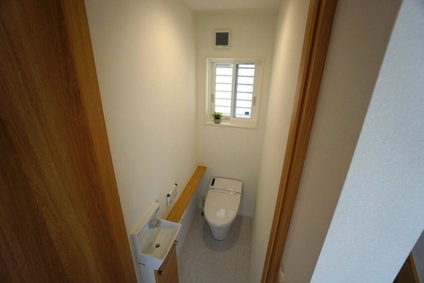 トイレ 手洗い場を設けた1階トイレはスッキリとしたタンクレスを採用いたしました。