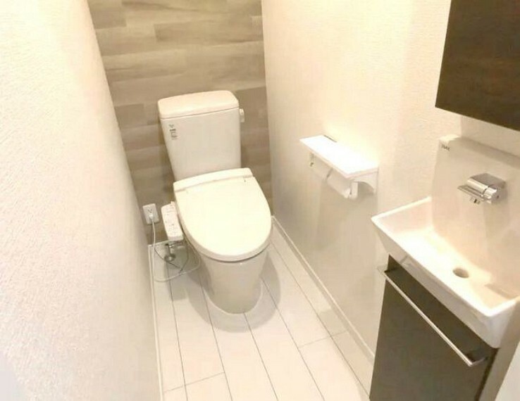 トイレ トイレ　同仕様温水洗浄便座は便座が暖かく、冬でも快適です 2階には手洗い場付き
