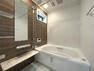 浴室 素敵なバスパネルと曲線デザインが美しい浴槽が高級感を感じさせる浴室に身も心も癒されます。疲れを癒す場所にふさわしい快適で清潔な空間で心も体もオフになるより良いリラックスタイムをお楽しみください。