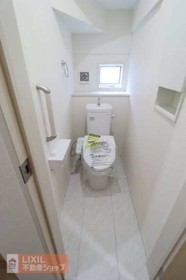 トイレ 【トイレ】現地完成写真。温水洗浄暖房便座付き。