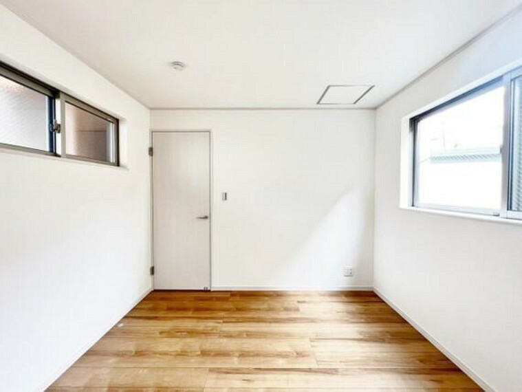 寝室 住まう方でカスタマイズしていただける清潔感あふれるデザインの内装。シンプルな空間なだけにそのままでも良いのですが、ご自身のお好きなもので部屋を素敵な空間に創り上げられます。