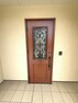 玄関 ウッド調の玄関ドアがスタイリッシュです。