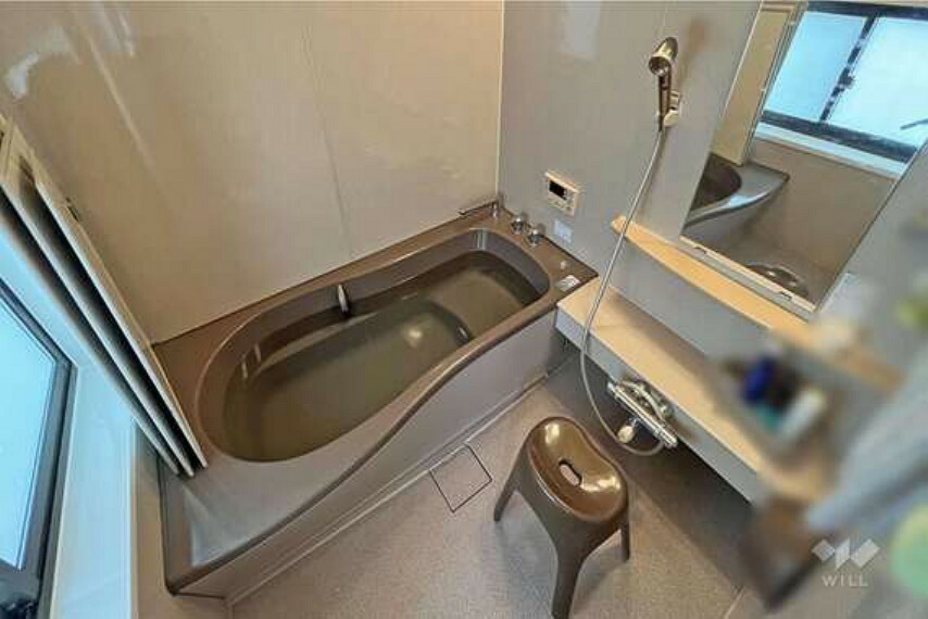 浴室 浴室は1818タイプで、洗い場や浴槽が広く確保された設計です。窓付きで換気もしやすいですね！