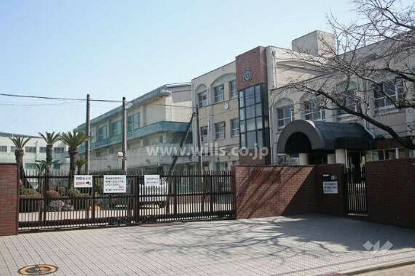 『松栄小学校』は、「御器所駅」から徒歩約12分2丁目」にある公立の小学校です。学校の周辺は閑静な住宅街となっています。