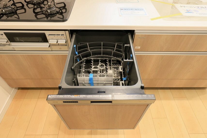 【ビルトイン食器洗浄乾燥機】食器洗いのわずらわしさから開放してくれる嬉しい設備。後片付けの手間を減らし奥様の時間を有効活用できます。お湯と洗剤を使う機会が少なくなるため、手荒れ防止にも。