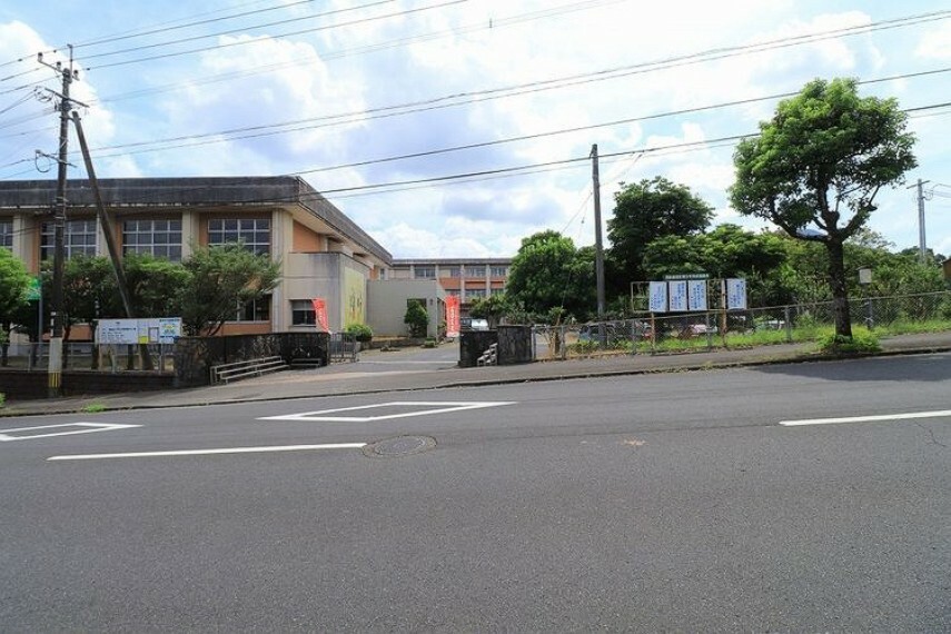 小学校 西姶良小学校学校教育目標規律正しい生活習慣を養い、豊かでたくましい子どもを育てる。校訓やさしく〈徳〉かしこく〈知〉たくましく〈体〉