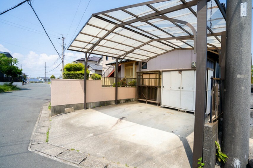 駐車場 前面は車通りの少ない道路。お車の出し入れが苦手な方も安心ですね。