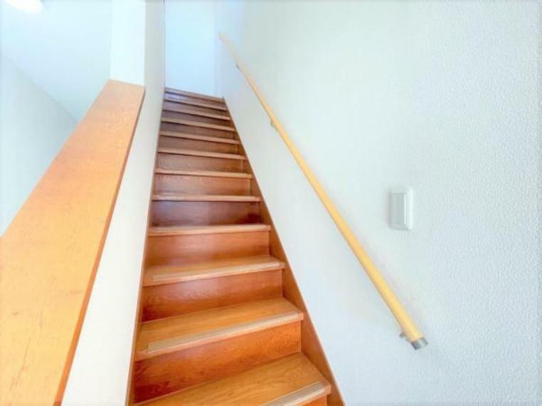【リフォーム済】2階に続く階段です。お子さまやご高齢の方に配慮して手すりを設置。より安全にできるように最大限配慮しています。