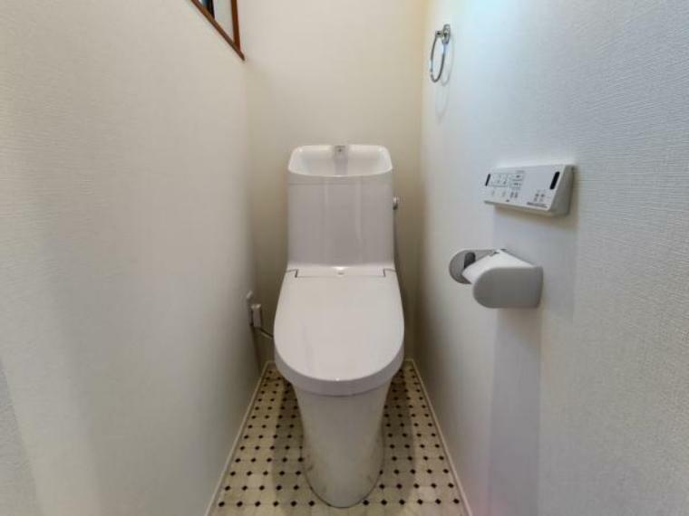 トイレ 【リフォーム済/トイレ】LIXIL製の便器・便座に新品交換しました。温水洗浄機能付・暖房便座のため機能的です。タオルリング・ペーパーホルダーも合わせて交換いたします。