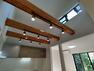 【内観】LDK天井は吹き抜けで化粧梁がおしゃれなアクセントになっています。梁にはスポットライトを這わせてあり、梁を活かした照明にしています。