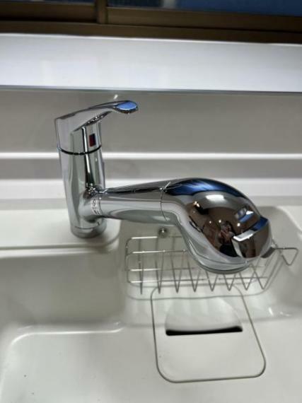 キッチン 【リフォーム済】キッチンの水栓は浄水器付き。ノズルも伸びますので、お掃除もらくらくですね。