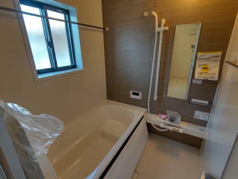 【リフォーム済浴室】浴室はハウステック製の新品のユニットバスに交換しました。足を伸ばせる1坪サイズの広々とした浴槽で、1日の疲れをゆっくり癒すことができますよ。