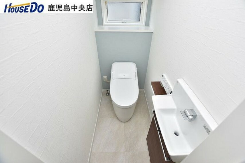 トイレ 【1階トイレ】タンクレスタイプの温水洗浄便座機能付きトイレです！手洗い器付き