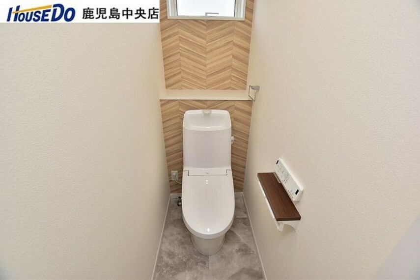 トイレ 【2階トイレ】温水洗浄便座機能付きのトイレです
