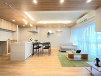 全体的に白い壁で明るく収納付きの居室とリビングをつなげるとより開放的な空間に！