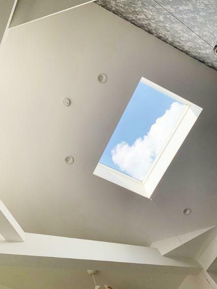 居間・リビング 広々とした19.2畳のLDK!!リビングは吹抜けで天井が高くなっていて（天井高3.9m）開放的な空間です。