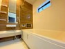 浴室 浴室テレビ付きの一坪タイプのユニットバススペースで、くつろぎのひと時をお過ごしください