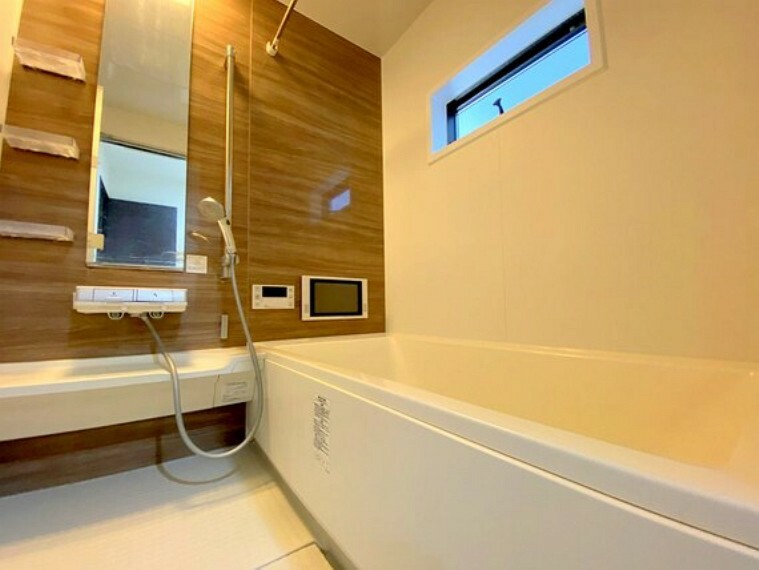 浴室 浴室テレビ付きの一坪タイプのユニットバススペースで、くつろぎのひと時をお過ごしください