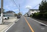 現況写真 物件の南側前面道路（西側から）［2023年6月13日撮影］