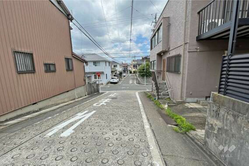 現況写真 物件の西側前面道路（南側から）。周辺は交通量の少ない閑静な住宅街となっていて、子育てのしやすい環境。高速道路の出口にも近く、車のアクセスも良好です！