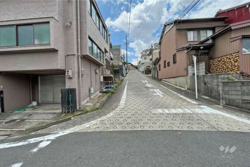 現況写真 物件の西側前面道路（北側から）。周辺は交通量の少ない閑静な住宅街となっていて、子育てのしやすい環境。高速道路の出口にも近く、車のアクセスも良好です！