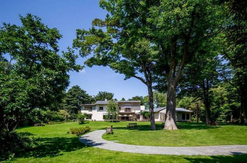 俣野別邸庭園 晴天時には、外苑や俣野別邸の展示室から、丹沢山系や富士山を望むことができる気持ちの良い公園。