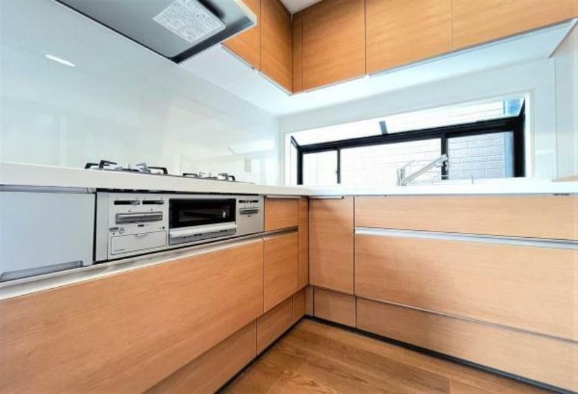 キッチン 《システムキッチン》　■大型冷蔵庫や食器棚を置いても余裕なスペース。奥様の料理の腕も上がりそうな予感。
