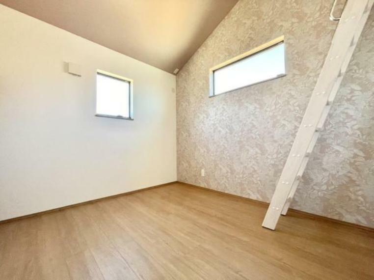 洋室 ■■明るい居室■■ 温もりある自然光を感じていただける居室です。飽きのこないナチュラルカラーの床にホワイトの壁紙は、色褪せることのない心地良さを作ります。