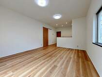 壁面が広く家具の配置がしやすい長方形リビングは広さ14帖