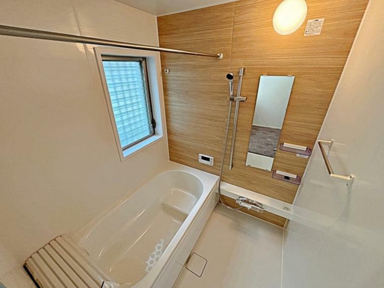 浴室 小窓と浴室乾燥機付きで清潔な浴室。広さ1坪以上で、ゆったりと過ごせる広さです。