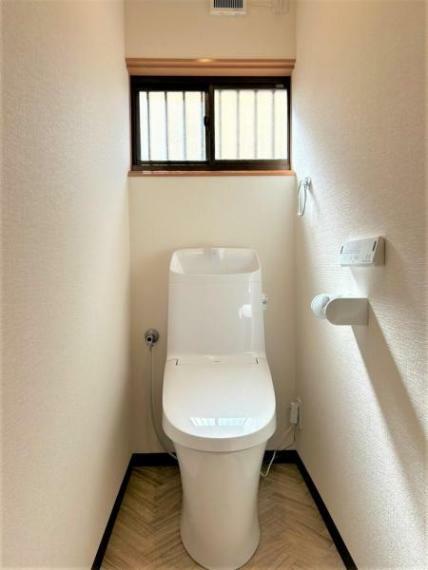 トイレ 【リフォーム済】1階トイレはLIXIL製の温水洗浄機能付きに新品交換。キズや汚れが付きにくい加工が施してあるのでお手入れが簡単です。直接肌に触れるトイレは新品が嬉しいですよね。